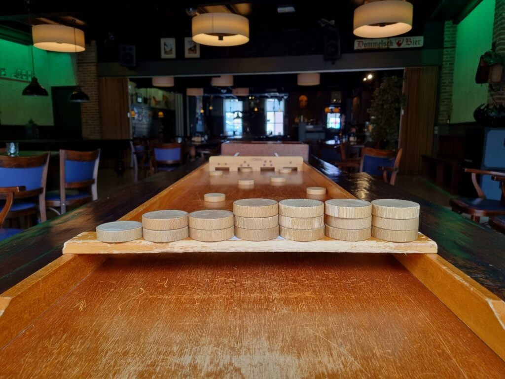 Afbeelding sjoelen tijdens Oud-Hollandse spellenmarathon